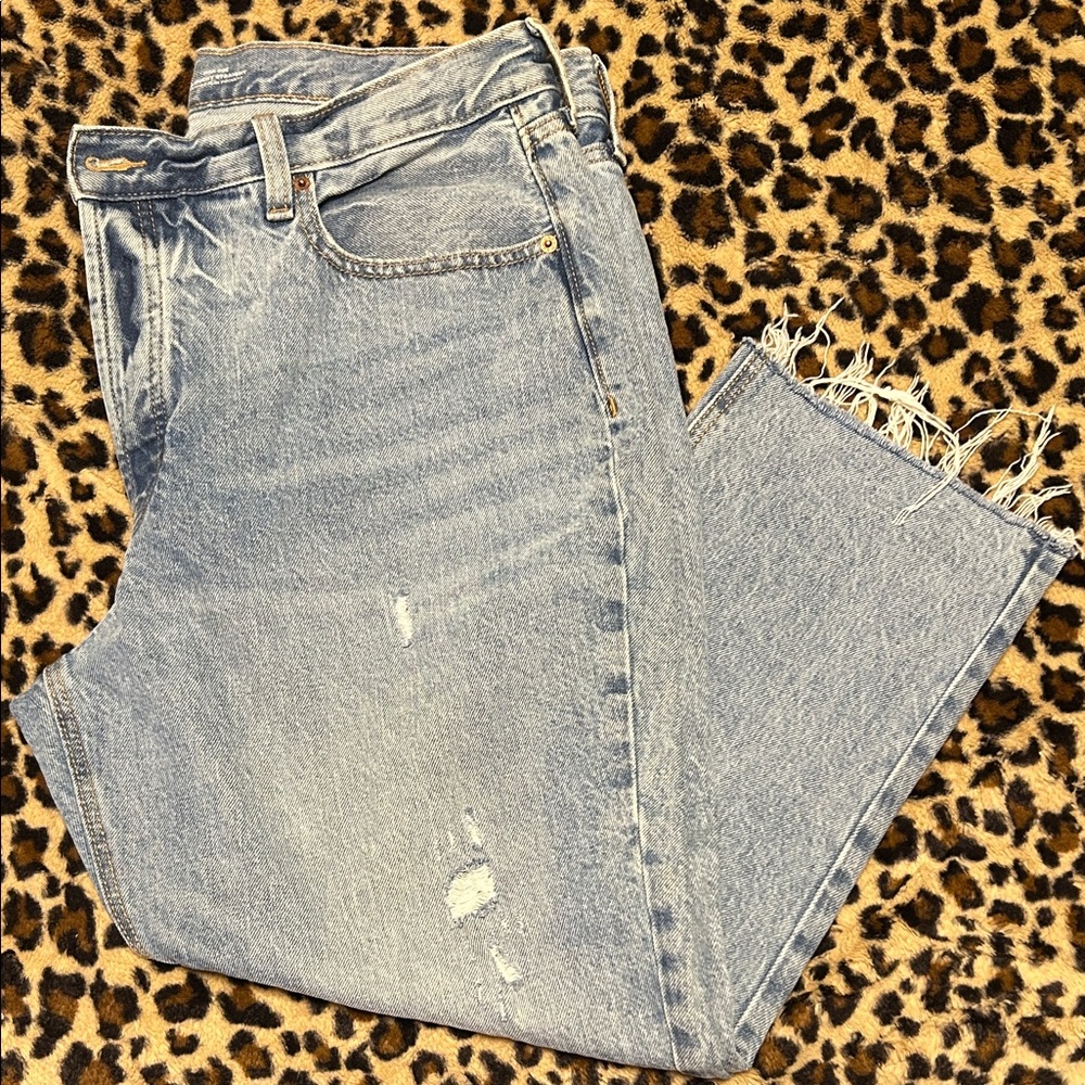 Old Navy Light Blue Distressed Cropped Jeans